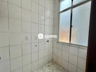 Foto de um cômodo interno com revestimento de azulejos brancos.