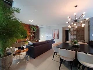 Sala de estar e jantar de um imóvel em Lajeado, Brasil.