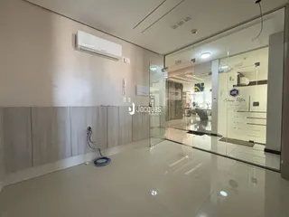 Hall de um apartamento moderno com piso brilhante e divisórias de madeira.