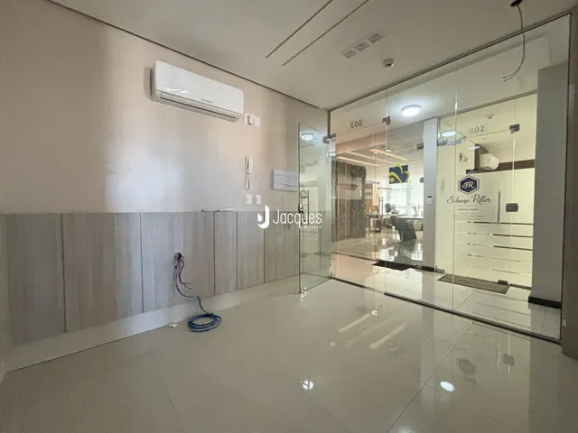 Hall de um apartamento moderno com piso brilhante e divisórias de madeira.