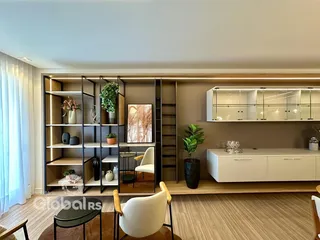 Sala de estar com estantes de madeira e decoração moderna.