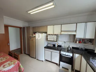 Foto de uma cozinha com armários e eletrodomésticos em um imóvel no Brasil.