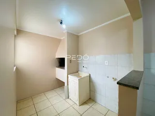 Ambiente de banheiro com piso de cerâmica claro e paredes brancas.