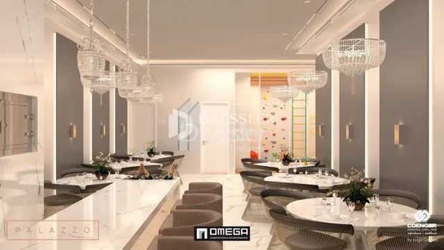Interior de uma sala de estar com pé direito alto e lustres.