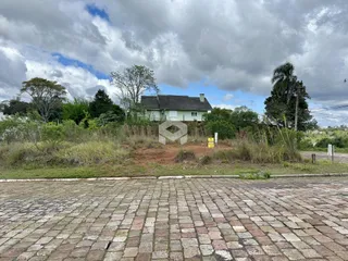 Vista da fachada de uma casa em Lajeado, Brasil, com vegetação ao redor.