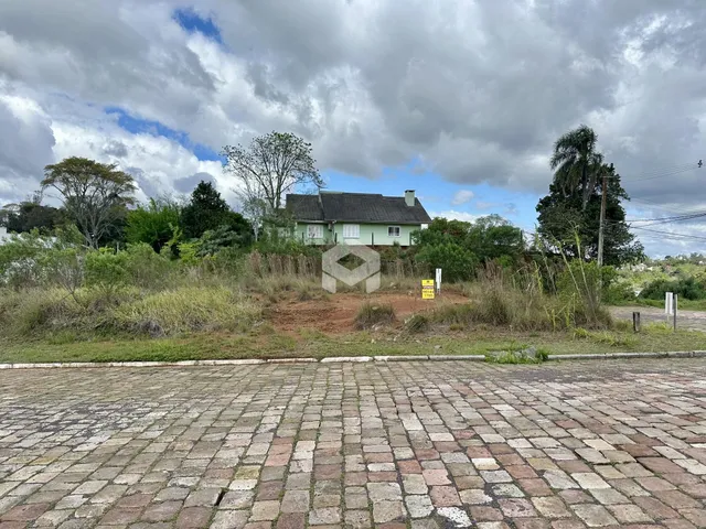Vista da fachada de uma casa em Lajeado, Brasil, com vegetação ao redor.