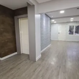 Hall de entrada com piso claro e paredes em tom neutro.
