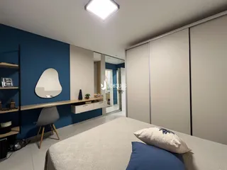 Quarto moderno com armários embutidos e decoração azul.