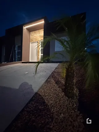 Fachada de uma residência moderna à noite em Lajeado.