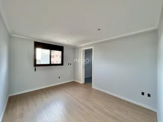 Sala de estar com piso de madeira clara e paredes brancas.