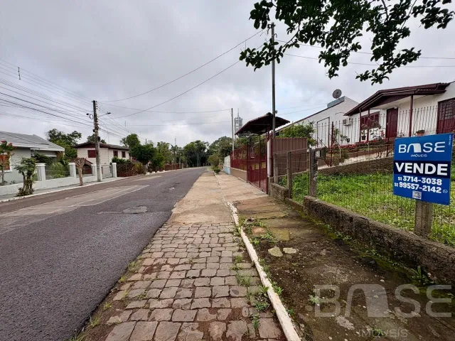 Vista da rua em Lajeado, Brasil, mostrando o asfalto e a calçada de pedra.