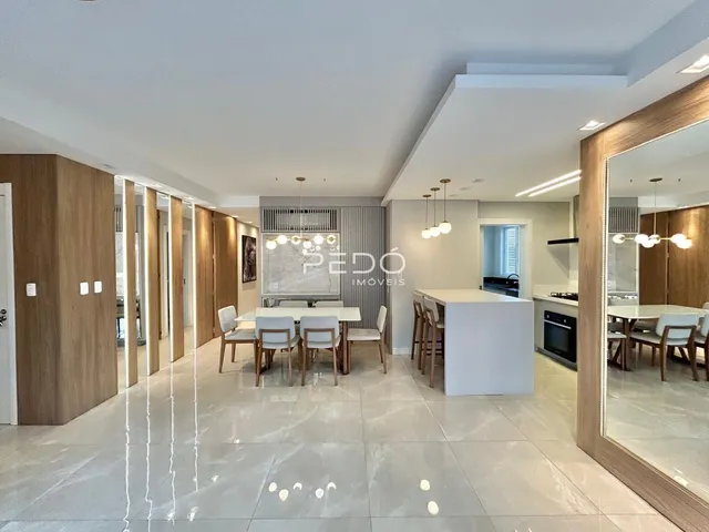 Ambiente interno de uma sala de jantar com piso de cerâmica e painéis de madeira.