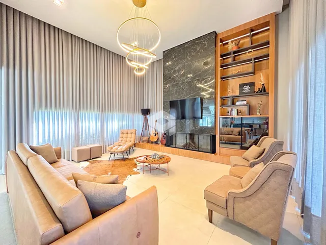 Sala de estar moderna com sofá e lareira em ambiente claro.