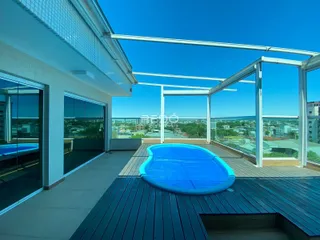 Vista de uma área de lazer com piscina em um terraço moderno.