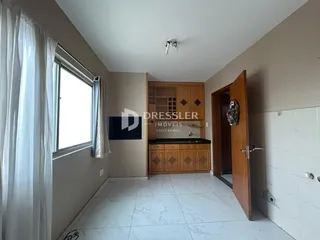 Foto de um interior com piso de cerâmica e paredes claras.
