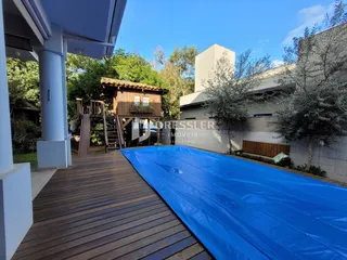 Vista da área externa de uma propriedade em Lajeado, Brasil com deck de madeira.