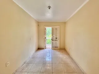 A foto mostra um corredor interno com piso de cerâmica.