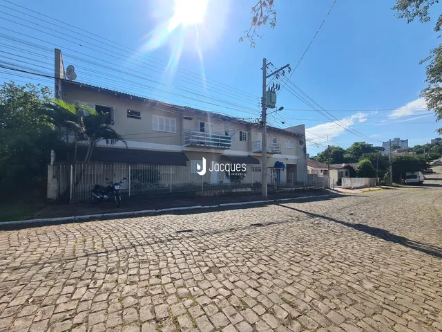 Fachada de um imóvel em Lajeado, Brasil, com muro e calçada de paralelepípedos.
