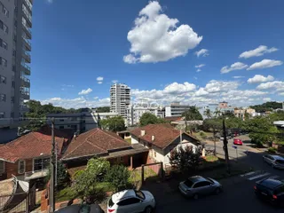 Vista externa de casas em Lajeado, Brasil, com telhados de telha.
