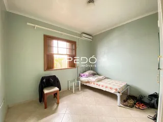 Quarto com janela e cama em ambiente interno.