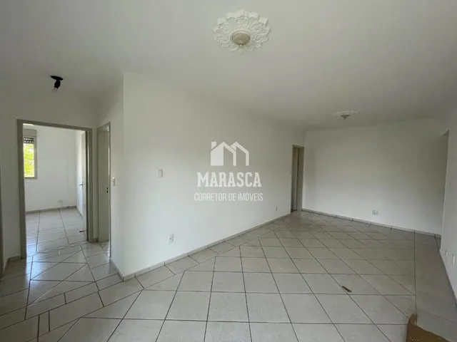 Hall de entrada com piso de cerâmica claro.