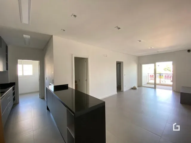 Hall de entrada com piso claro e paredes brancas.