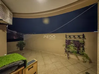 Vista de um corredor interno com parede azul escura e piso de cerâmica.