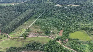 Imagem aérea de um terreno grande com vegetação densa.