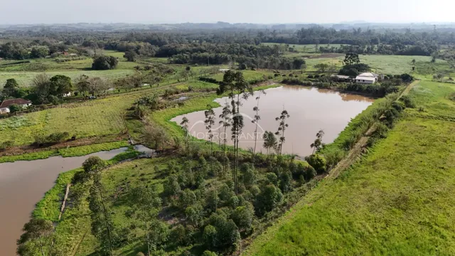 Vista aérea de uma propriedade rural com um lago e áreas verdes em Lajeado.