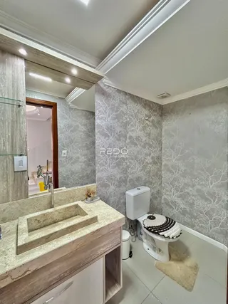 Foto de um banheiro moderno com bancada de mármore e revestimento de parede em padrão de galhos.
