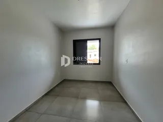 Vista interna de um corredor com piso de cerâmica.