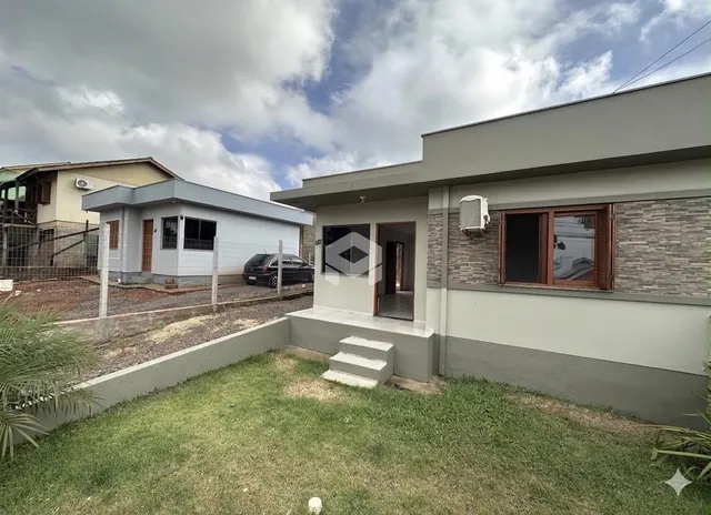 Fachada de uma residência em Lajeado, Brasil, com jardim frontal.