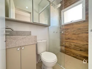 Foto de um banheiro moderno com box de vidro e revestimento de madeira.