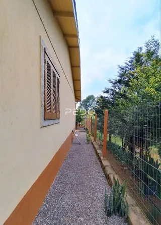 Fachada de uma residência em Lajeado, Brasil com caminho de cascalho.