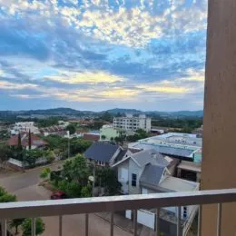 Uma vista panorâmica do horizonte com nuvens no céu.