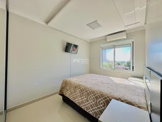 Quarto interno com cama e janela em um apartamento.