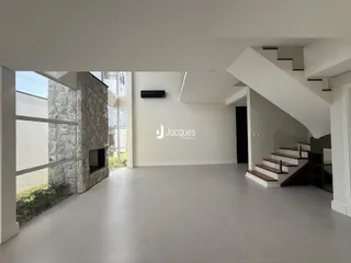 Sala de estar ampla com paredes brancas e piso claro em um imóvel em Lajeado.
