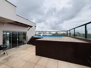 Vista de uma área externa com piscina e deck de madeira em Lajeado, Brasil.