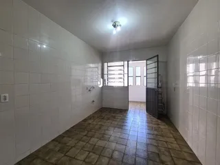 Corredor interno com piso de cerâmica e paredes brancas.
