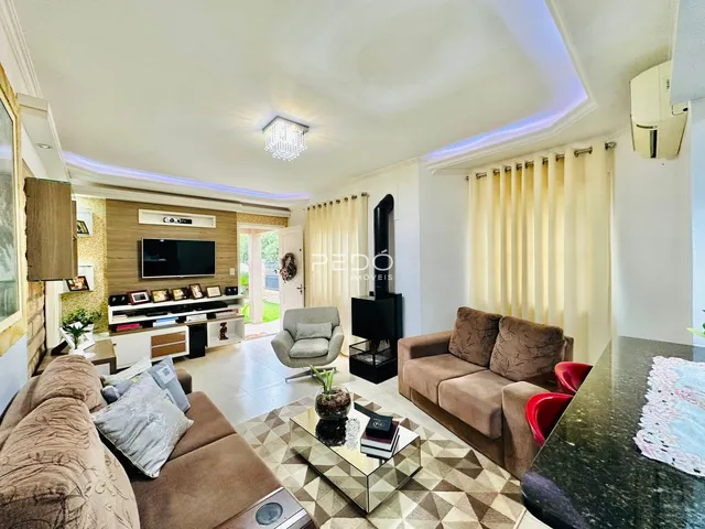 Sala de estar com sofá e decoração em um imóvel no Brasil.