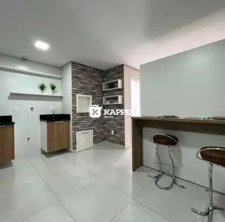 Cozinha com revestimento de pedra e piso branco.