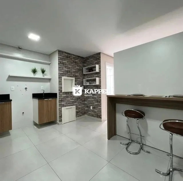 Cozinha com revestimento de pedra e piso branco.