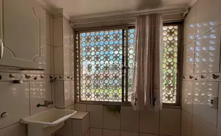 Foto de um ambiente interno com revestimento de azulejos e janela decorativa.