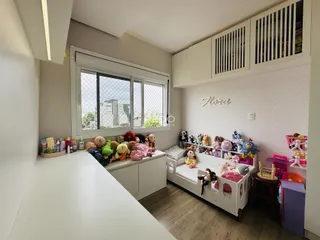 Quarto com decoração de brinquedos e janela em um imóvel no Brasil.