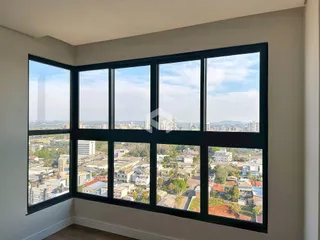 Vista panorâmica da paisagem urbana de Lajeado, Brasil, através das janelas.