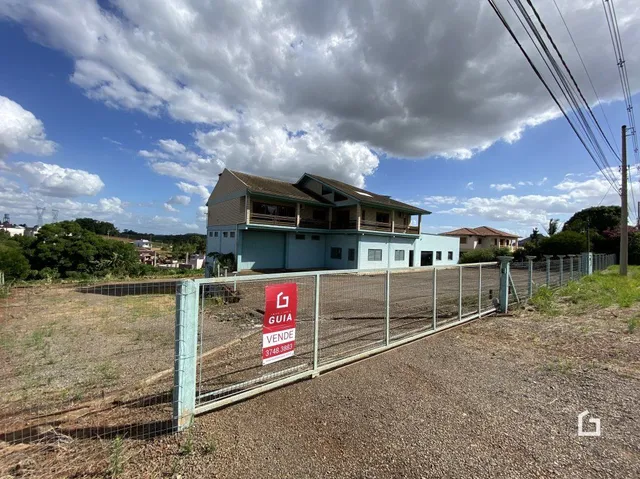 Vista externa da propriedade com cerca de arame na frente.