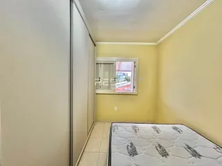 Quarto com paredes amarelas e armário embutido