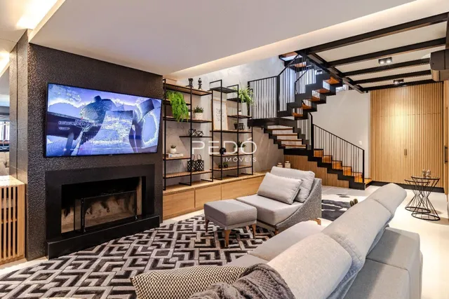 Sala de estar moderna com lareira e escadaria em um apartamento no Brasil.