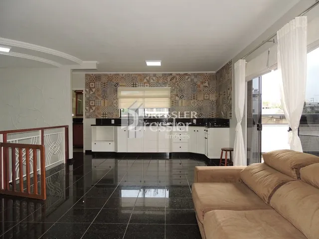 Sala de estar com piso de cerâmica escura e parede decorada em Lajeado.