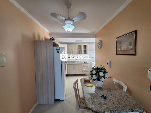 Foto de um ambiente interno que combina sala de jantar e cozinha em uma residência.